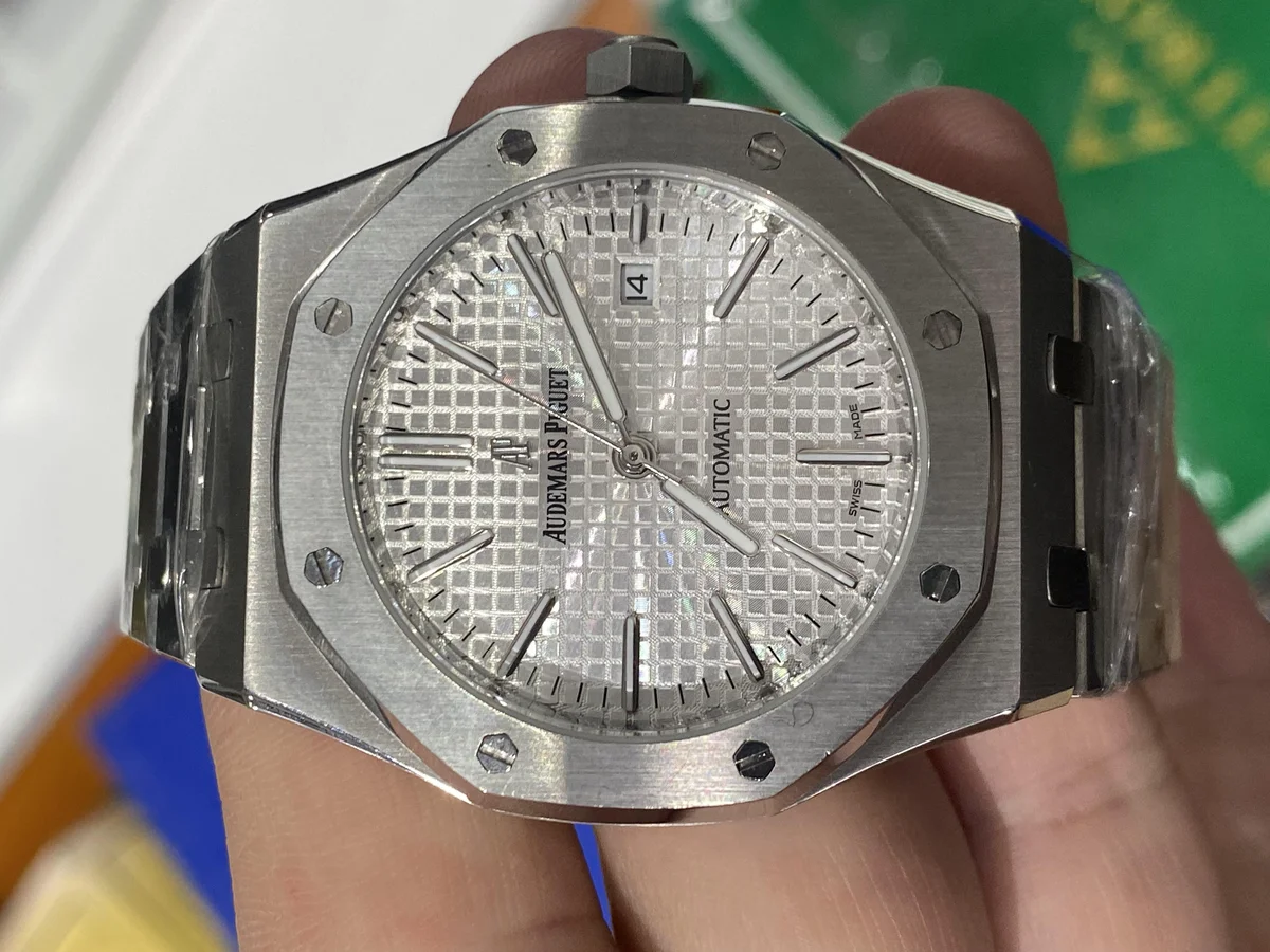 audemars piguet royal oak in depth review 3 - luxury timepiece