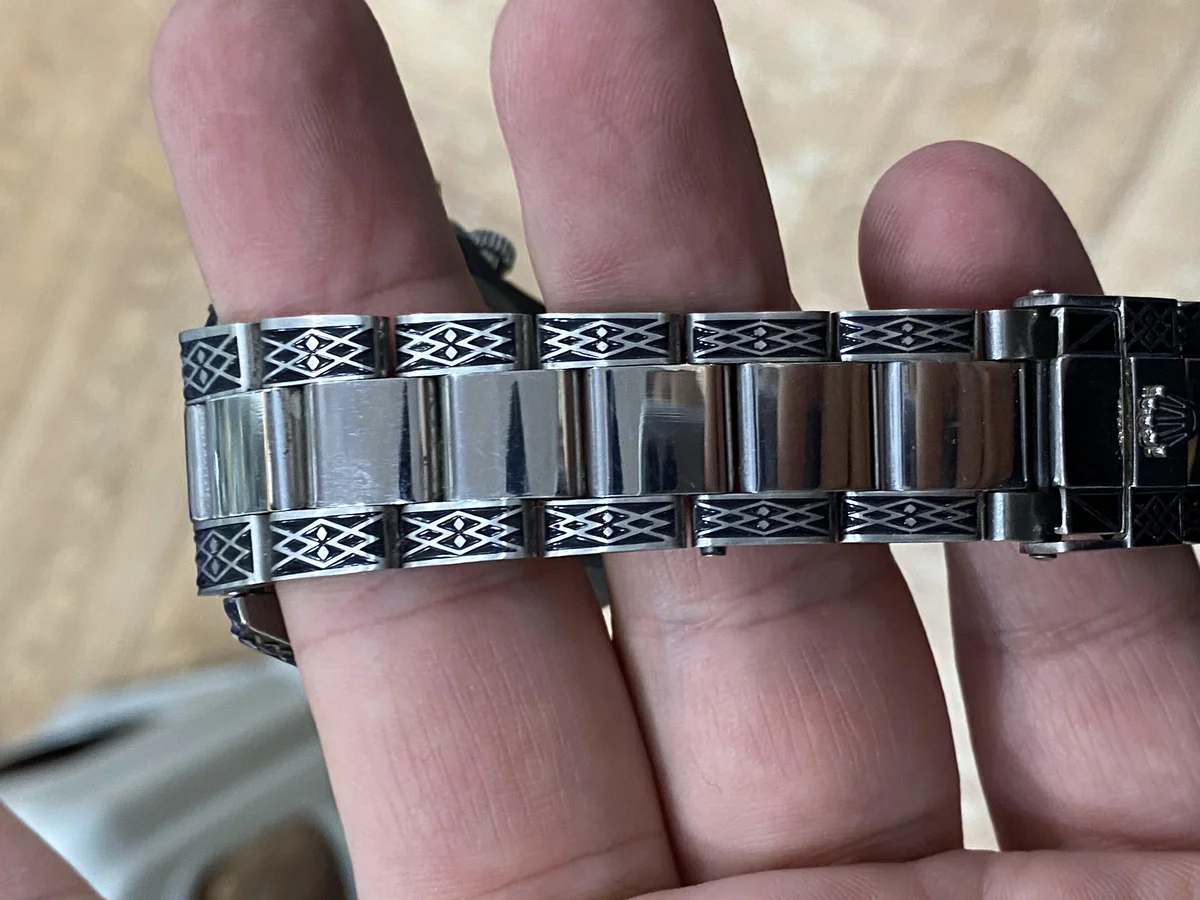 Rolex Submariner No Date vs Date - detail