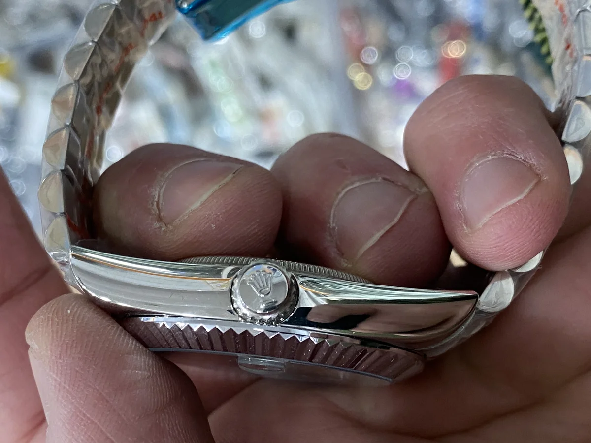 Rolex Submariner Review 2026 - detail