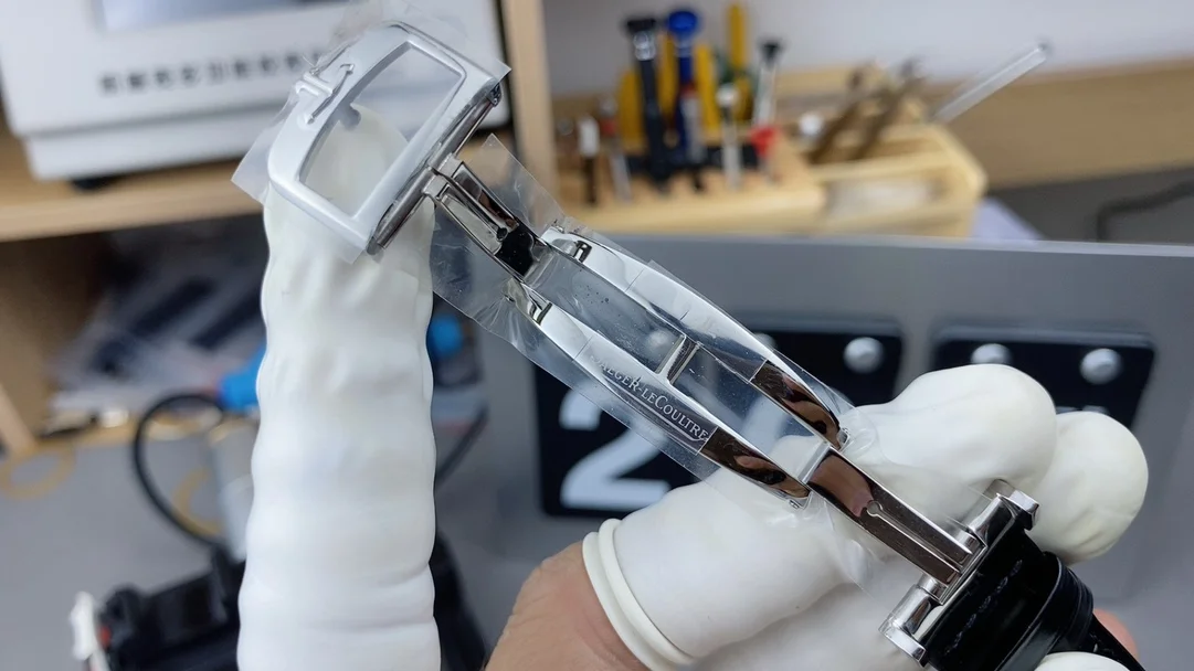 Omega Seamaster 300 Guide - detail