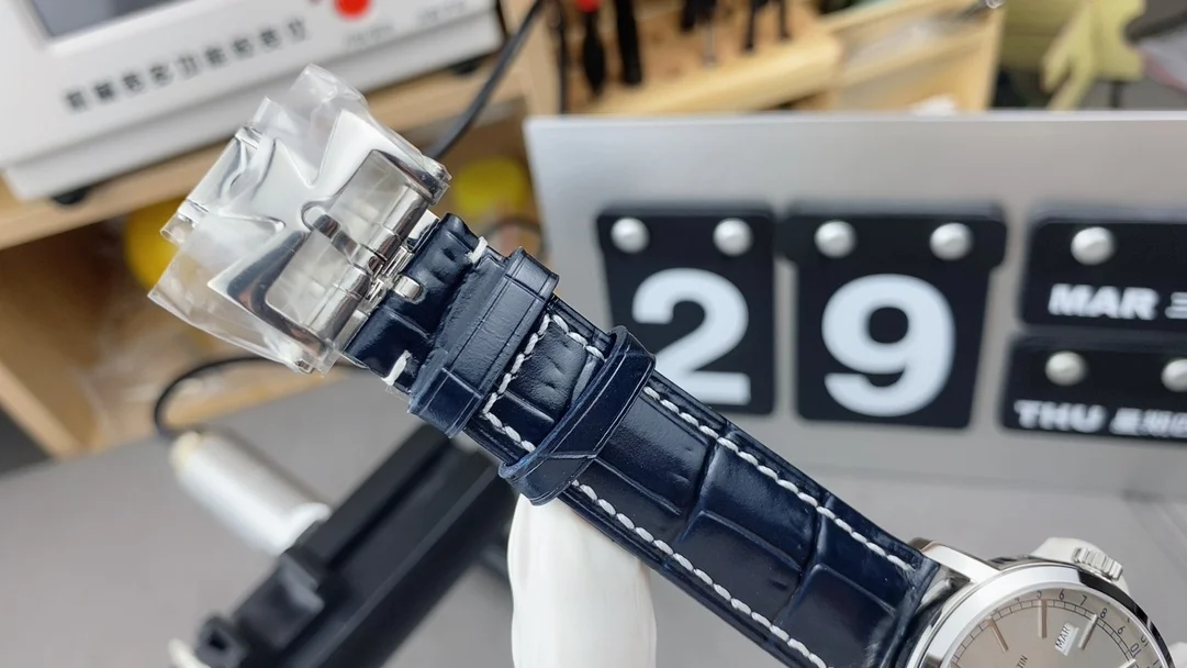 Mechanical vs Quartz Watch Guide - detail