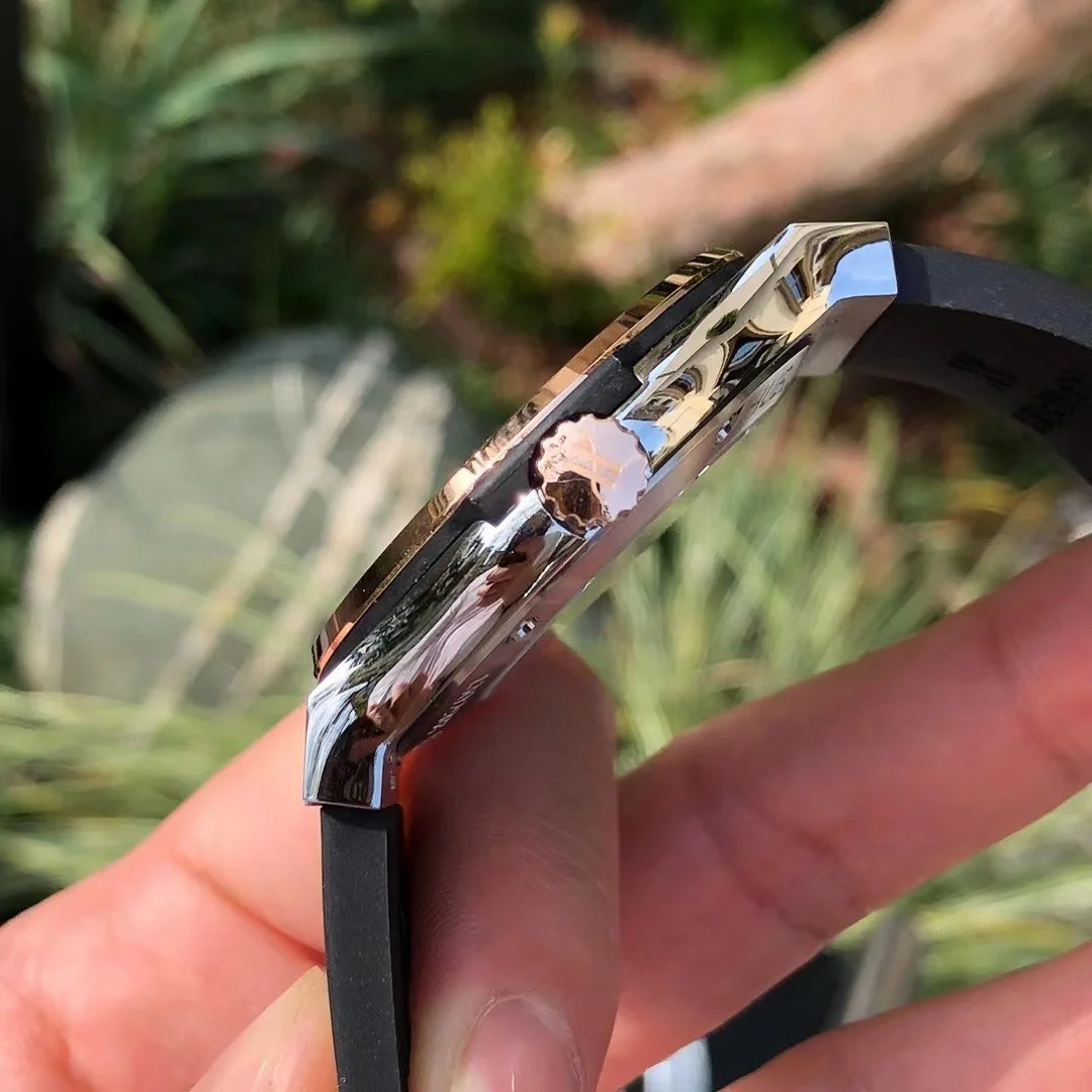 Omega Seamaster 300 Guide - detail